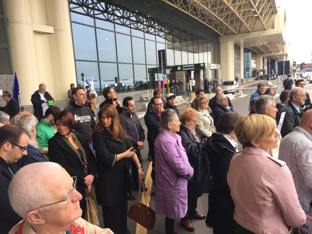 Manifestazione a Malpensa per dire no al prestito ad Alitalia