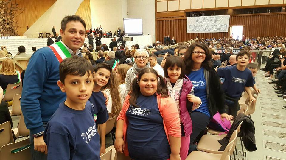 Samuele Astuti e i bambini in visita al Papa