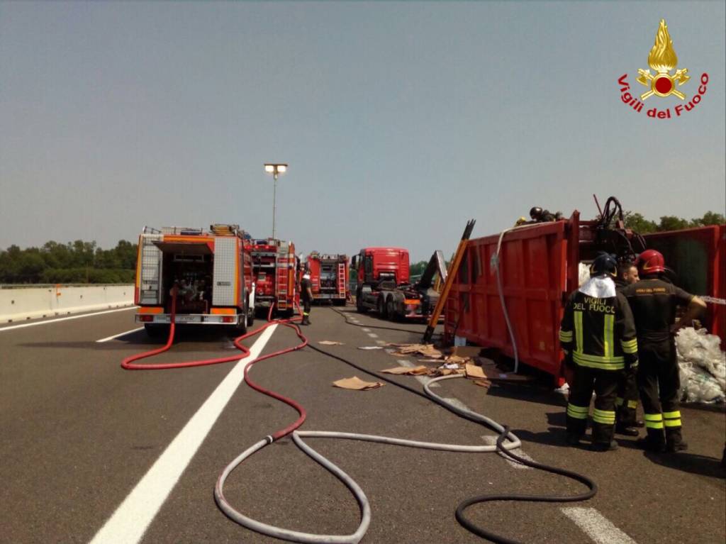 A fuoco rimorchio di un camion di rifiuti