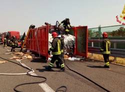 A fuoco rimorchio di un camion di rifiuti