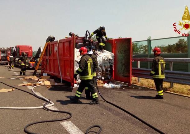 A fuoco rimorchio di un camion di rifiuti