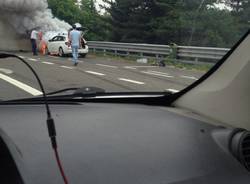 Auto in fiamme tra Castellanza e Busto Arsizio 