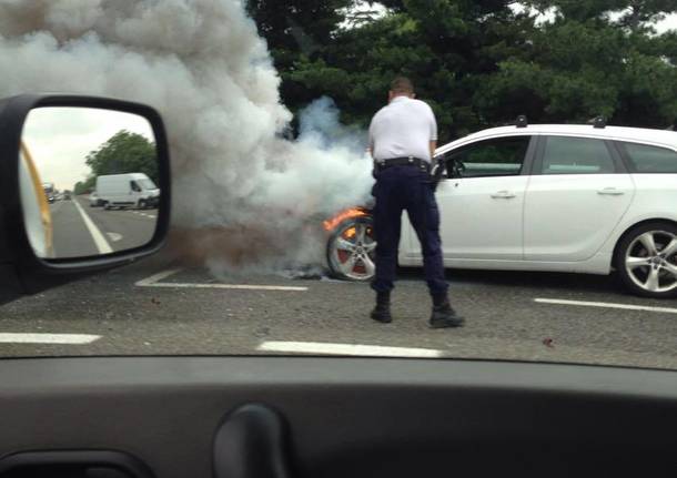 Auto in fiamme tra Castellanza e Busto Arsizio