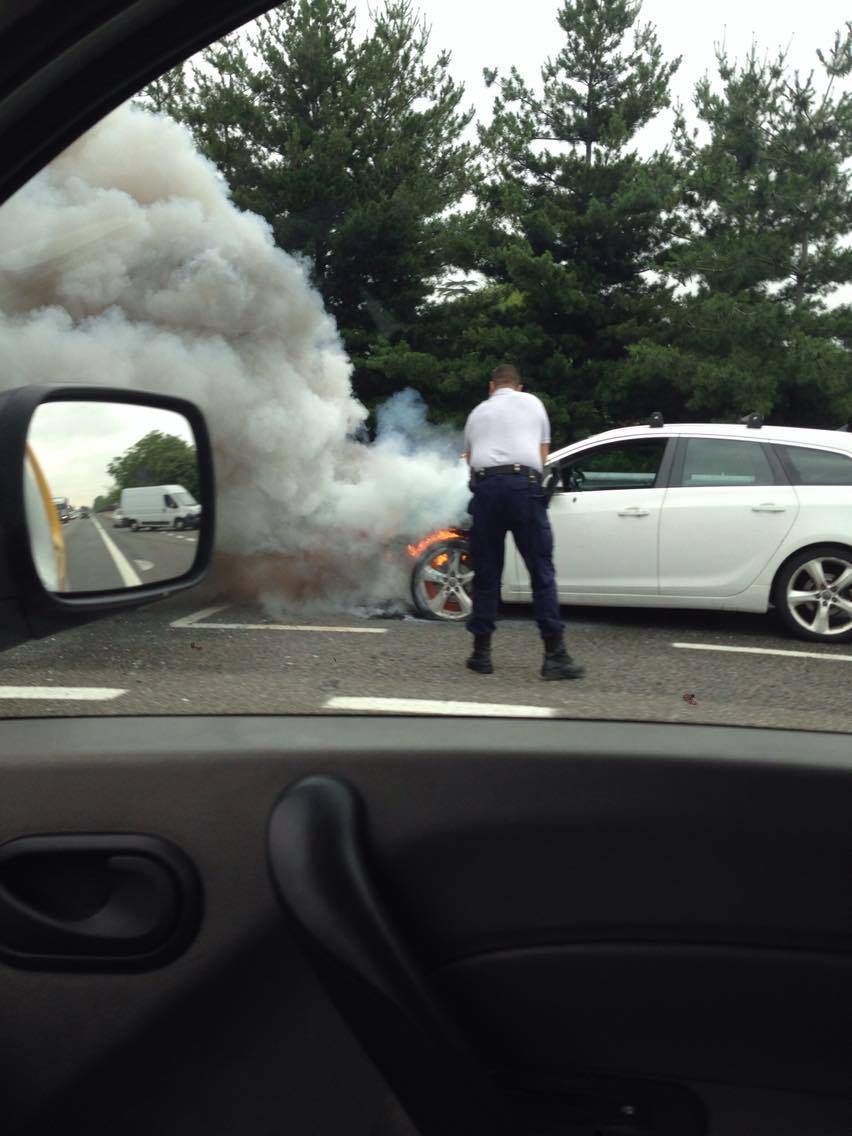 Auto in fiamme tra Castellanza e Busto Arsizio 