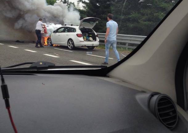 Auto in fiamme in autostrada