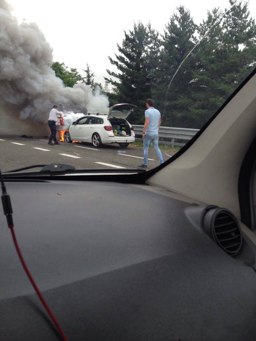 Auto in fiamme tra Castellanza e Busto Arsizio 