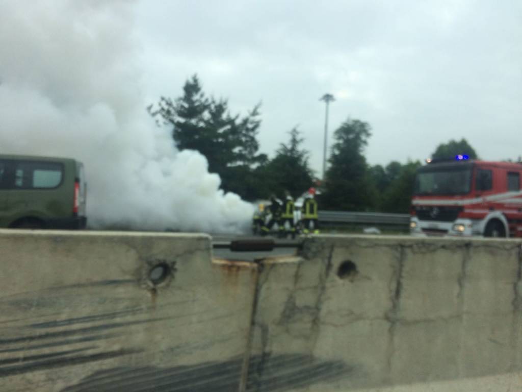 Auto in fiamme tra Castellanza e Busto Arsizio 