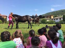 A lezione di cavallo dalla mamma amazzone