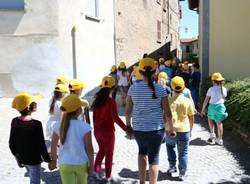 I bimbi posano i cartelli per far rallentare le auto