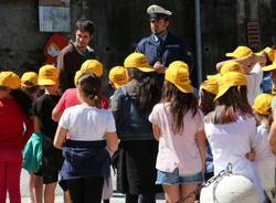 I bimbi posano i cartelli per far rallentare le auto