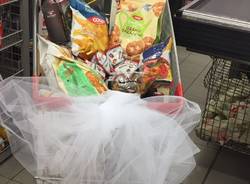 Si conoscono al supermercato e domani si sposano