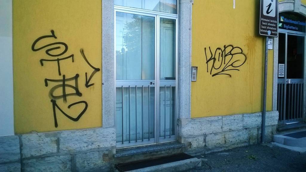 Vandalizzata la stazione di Gavirate