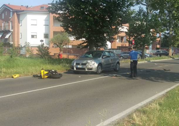 Centauro 18enne si scontra con due auto