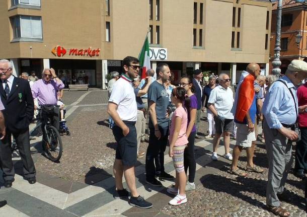 A Saronno il 2 giugno \"cancellato\" si celebra con un flashmob