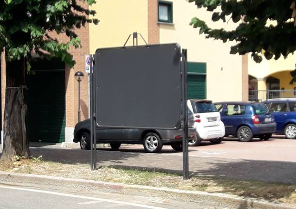 Arrivano i tabelloni per le affissioni, Per Uboldo: \"Finalmente basta manifesti sugli alberi\"