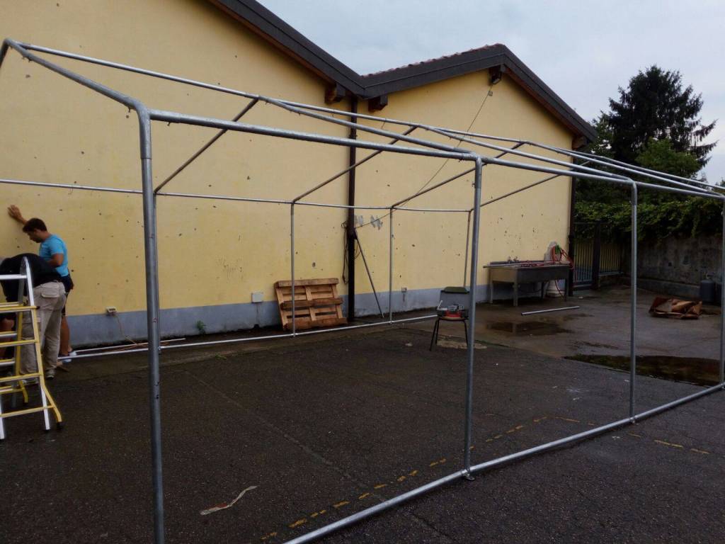 Inarzo, i volontari Pro Loco aggiustano il gazebo distrutto dal maltempo