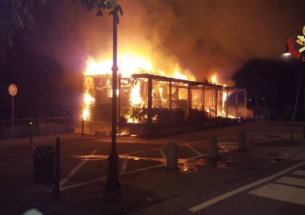 Incendio distrugge il chiosco sul lungolago di Angera
