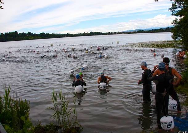 500 nuotatori sul Lago di Monate per l'Italian open water tour