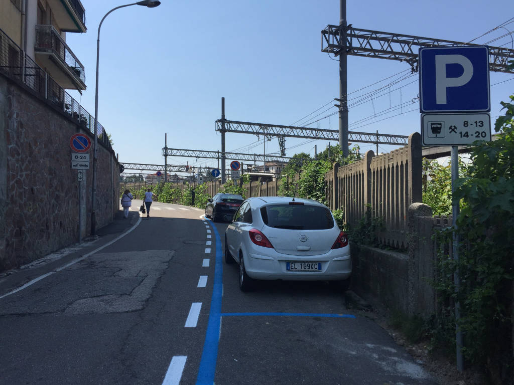 Parcheggi blu intorno all'ospedae del Ponte