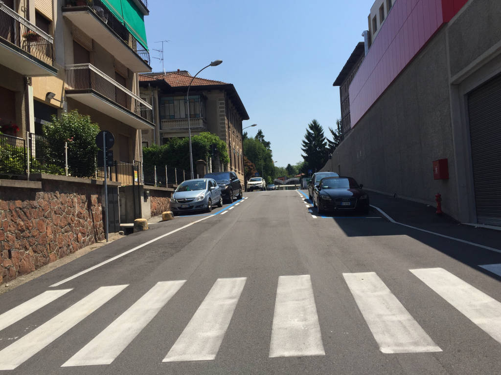 Parcheggi blu intorno all'ospedae del Ponte