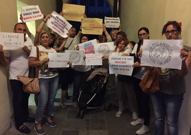 protesta vaccini genitori busto arsizio 