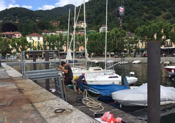 Operai al lavoro per il recupero di una barca