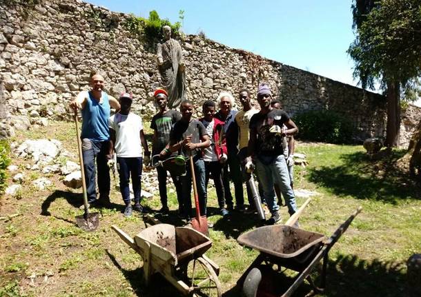 Richiedenti asilo all’opera per pulire Sacro Monte e Casa Pogliaghi