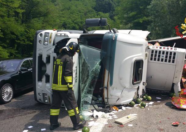 Si ribalta un camion che trasporta angurie