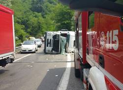 Si ribalta un camion che trasporta angurie