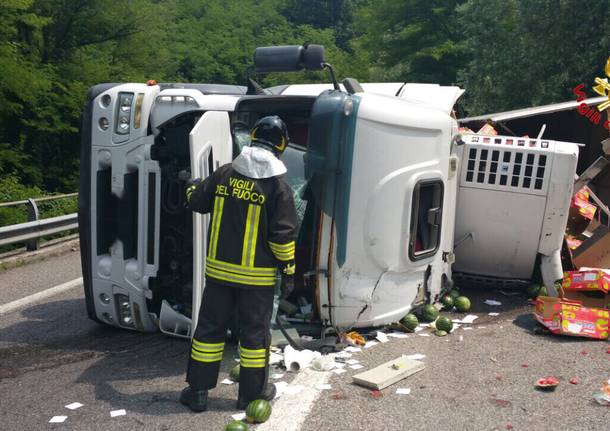 Camion si ribalta in Tangenziale: centinaia di angurie sulla strada