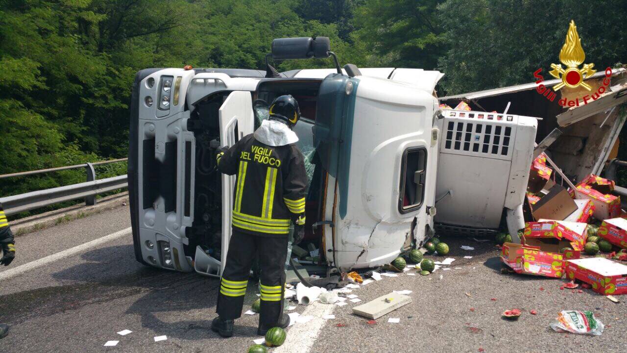 Si ribalta un camion che trasporta angurie