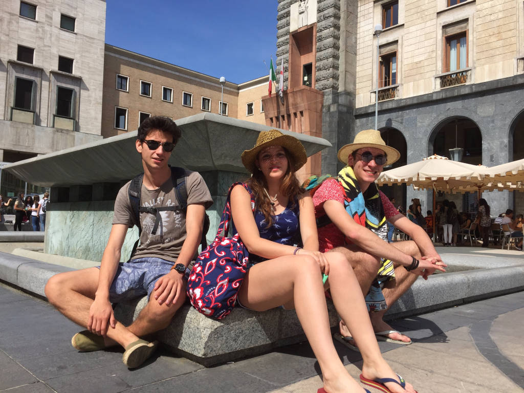 studenti festeggiano la fine dell'anno scolastico