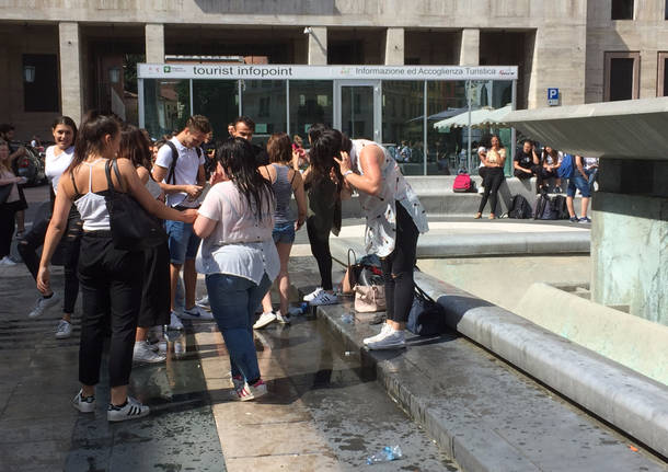 studenti festeggiano la fine dell'anno scolastico