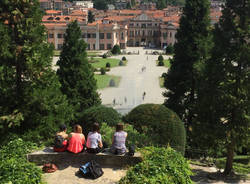 studenti festeggiano la fine dell'anno scolastico