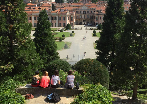 studenti festeggiano la fine dell'anno scolastico