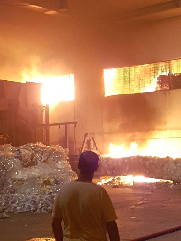 A fuoco la Nuova Clean di Angera