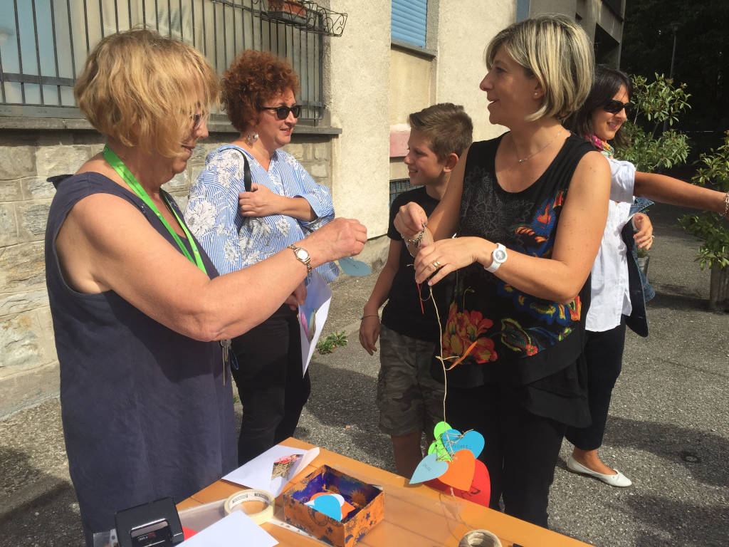 Alunni e genitori salutano la Canziani