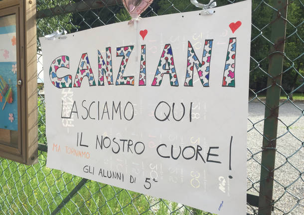 Alunni e genitori salutano la Canziani