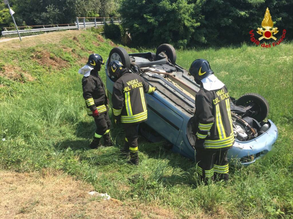 Auto ribaltata a Casalzuigno