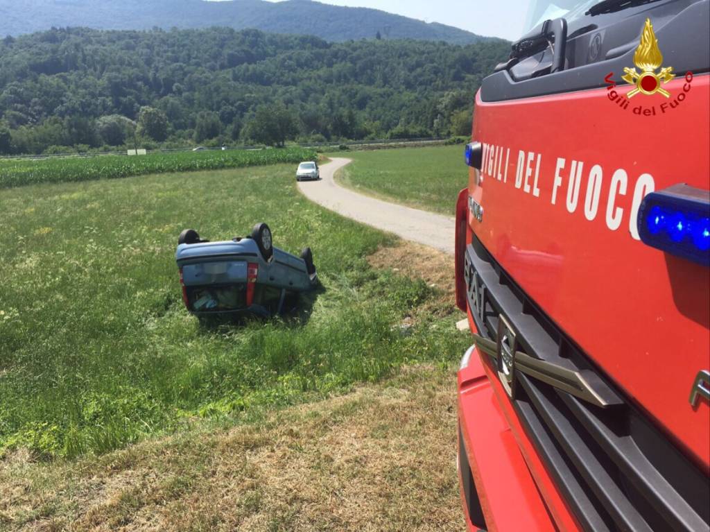 Auto ribaltata a Casalzuigno