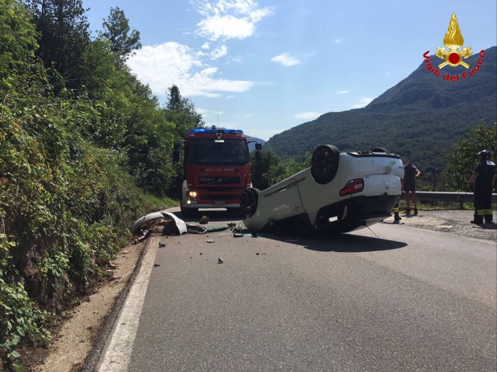 Auto ribaltata a Grantola