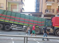 Camion perde carico a Laveno Mombello 