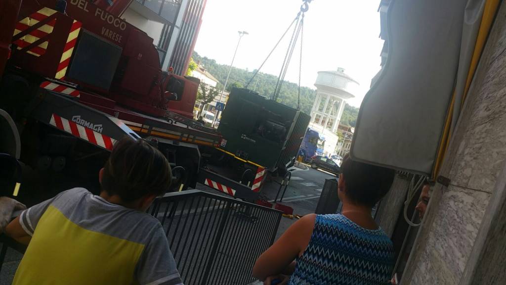 Camion perde carico in Via Martiri della Libertà 