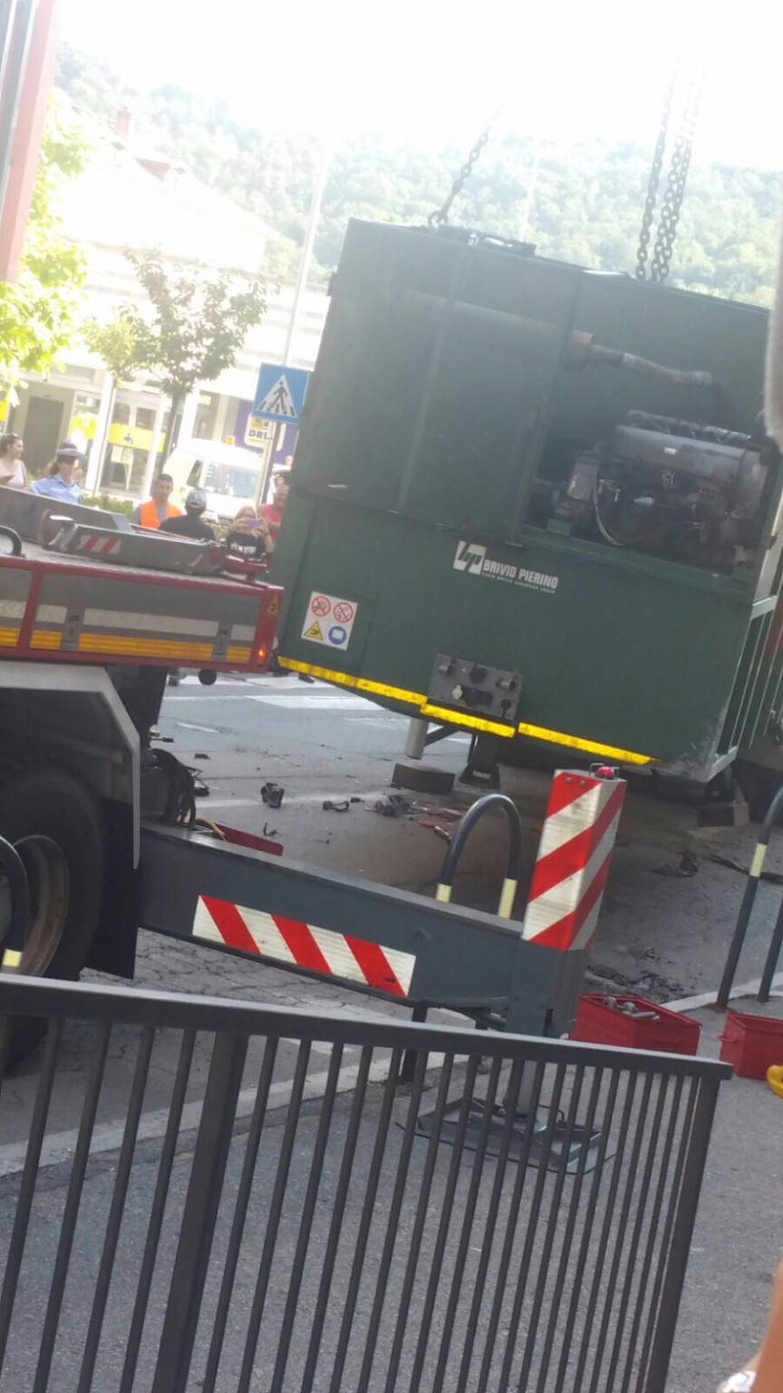 Camion perde carico in Via Martiri della Libertà 