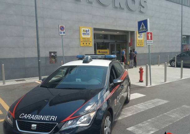 carabinieri supermercato tigros