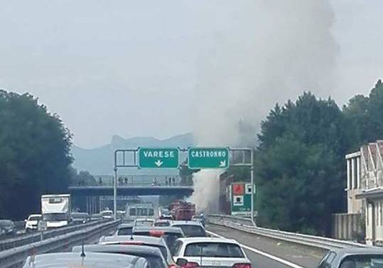 Auto in fiamme in A8