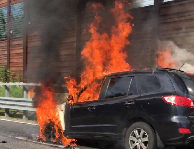 Auto in fiamme in A8