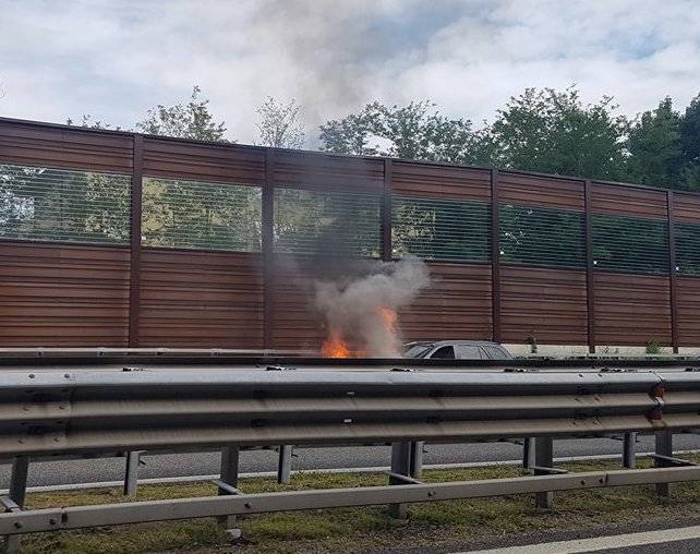 Auto in fiamme in A8