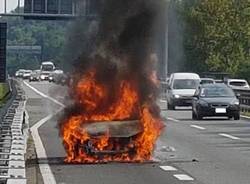 Auto in fiamme in A8