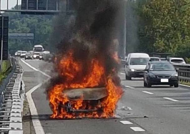 Auto in fiamme in A8